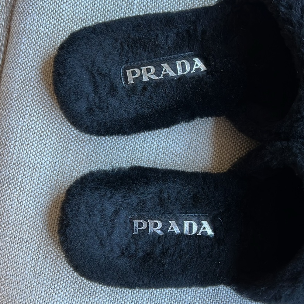 Prada logo plaque shearling slippers - Picture 4 of 9